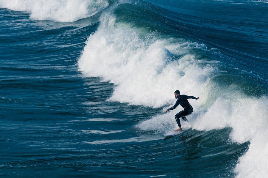 surfer-man-surfing-sea-with-beautiful-waves_181624-166